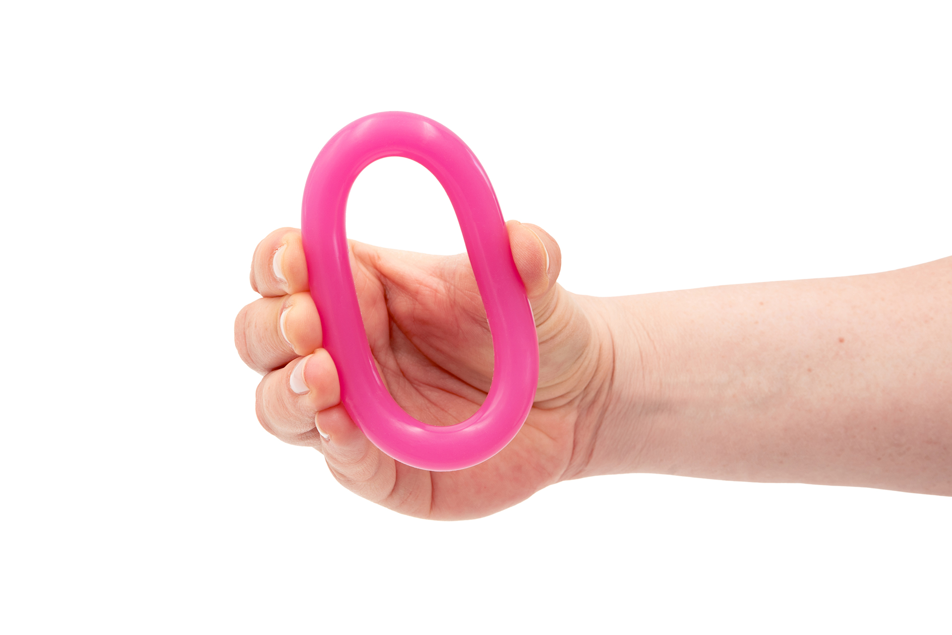 Ein pinkes femicare Ring-Pessar der Größe 75 wird mit einer Hand zusammengedrückt.