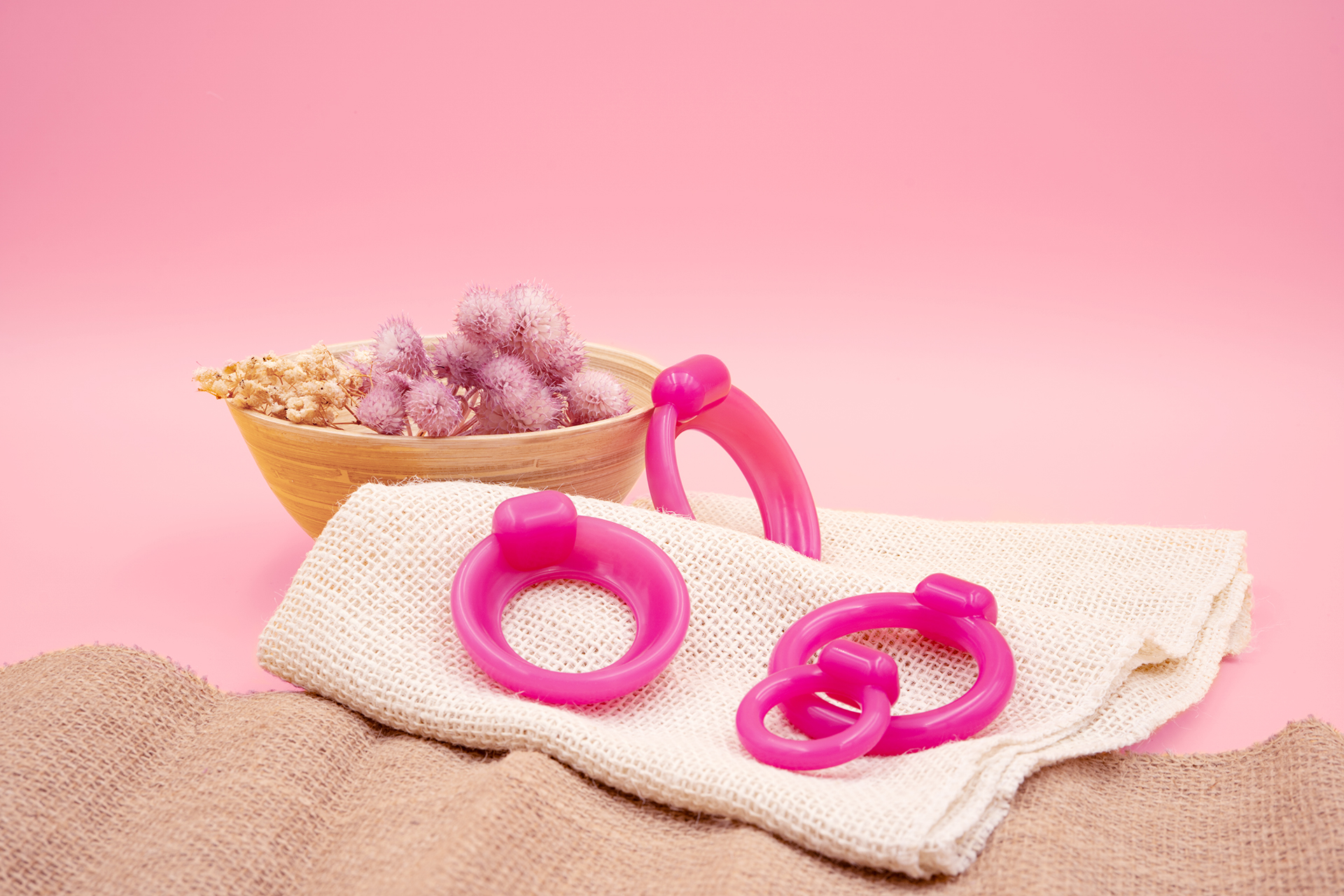 Verschiedene femicare Urethra- und Urethraschalen-Pessare sind dekorativ auf einem Tuch abgebildet.