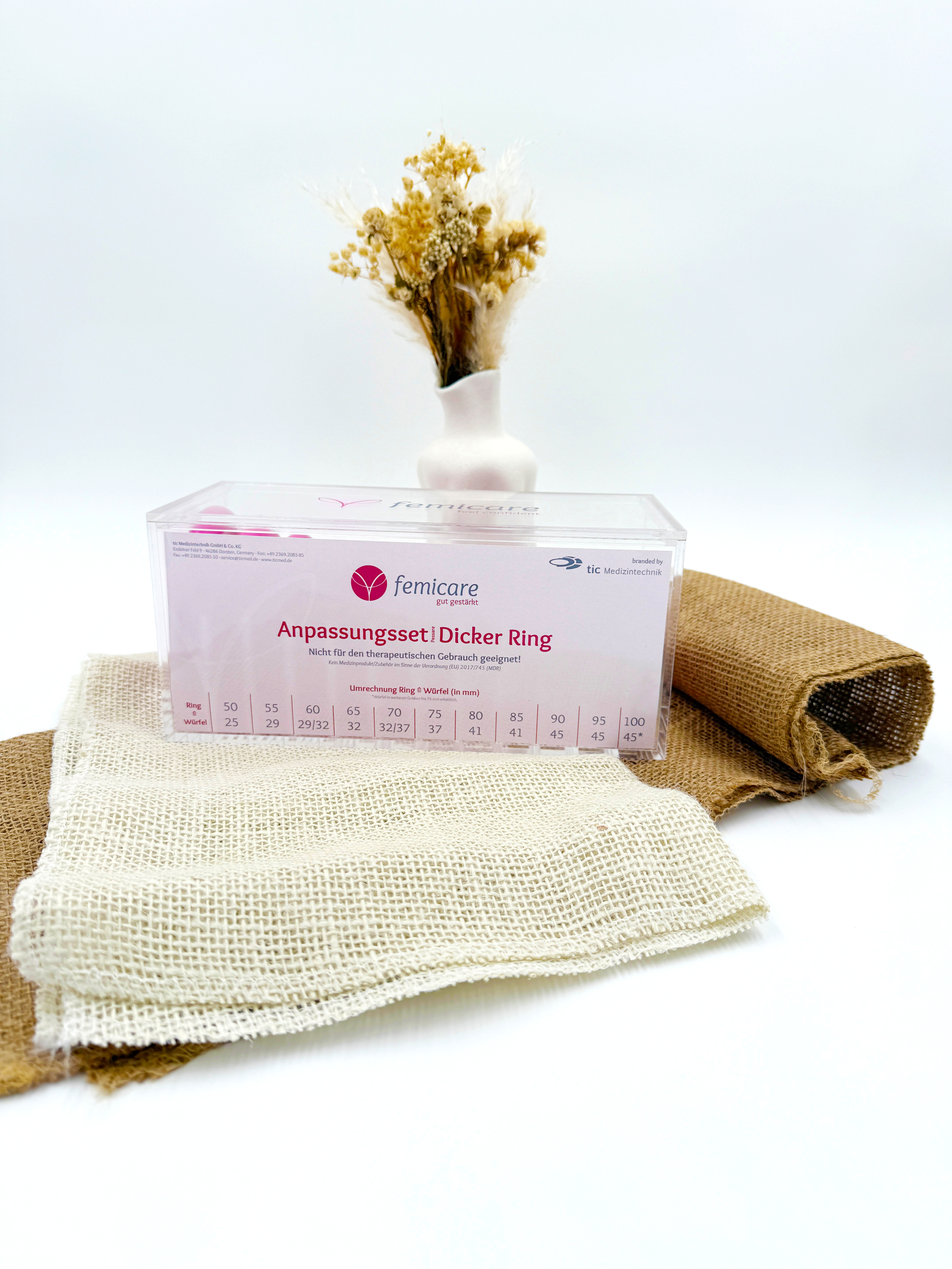 Ein femicare Anpassungsset für Pessare ist auf einem Tisch zu sehen. 