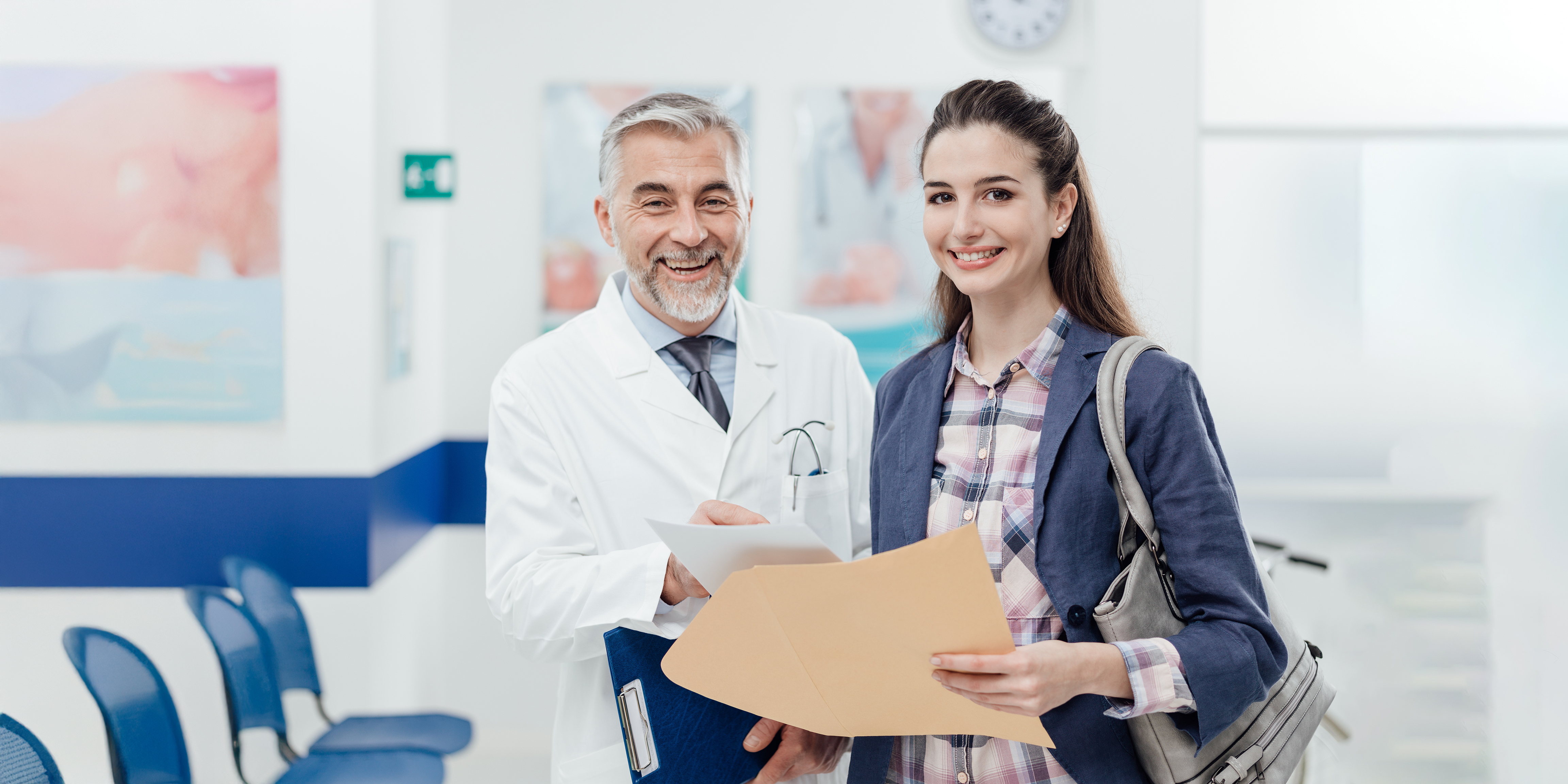 Ein Arzt und eine Außendienstmitarbeiterin der tic Medizintechnik schauen lächelnd in die Kamera.